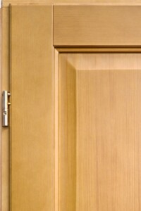 klasyczne drzwi drewniane