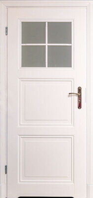 Ramiakowe białe drzwi drewniane z dwiema płycinami i jedną szybą ze szprosem. Wokół drzwi są frezowane opaski z cokołami na dole.