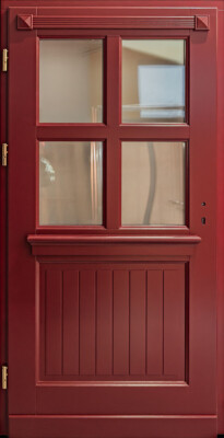 Drzwi ocieplane zewnętrzne z jedną płyciną imitującą klepkę i czterema szybami. Całość wykończona jest listwami ozdobnymi i gzymsami.