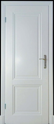 Piękne ramiakowe drzwi drewniane białe z dwiema płycinami i listwą ozdobną. Wokół drzwi są frezowane opaski z cokołami na dole.