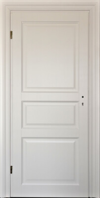 Białe, klasyczne pełne drewniane drzwi pokojowe z trzema frezowanymi panelami, osadzone w białej futrynie z frezowanymi opaskami.