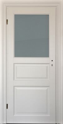 Białe, klasyczne drewniane drzwi pokojowe z matowym szklanym panelem u góry i dwoma frezowanymi panelami na dole, osadzone w białej futrynie z frezowanymi opaskami.