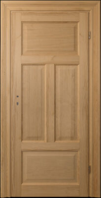 Pełne klasyczne drzwi drewniane w lakierze bezbarwnym, model z czterema płycinami i opaskami frezowanymi.