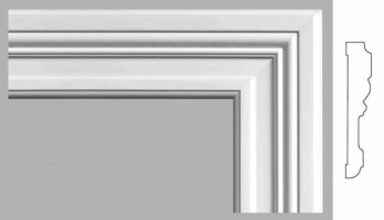 Opaska z bogatymi frezowaniami. Najlepiej prezentuje się w pomieszczeniach o dużej przestrzeni. Ze względu na szerokość należy pamiętać o zapewnieniu dla niej miejsca. Szczególnie dobrze prezentuje się z koroną i cokołem. Fragment narożny białej opaski drzwiowej na szarym tle. Obok szkic przekroju tej opaski.