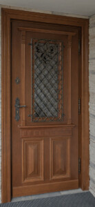 Drzwi zewnętrzne Dębowe z kolorze Orzech. Drzwi z szybą i ozdobnymi elementami drewnianymi i metaloplastyką.