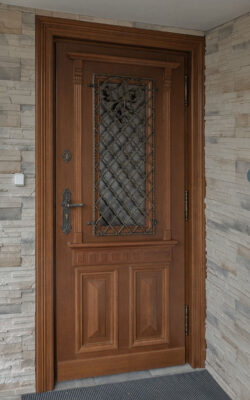 Drzwi zewnętrzne Dębowe z kolorze Orzech. Drzwi z szybą i ozdobnymi elementami drewnianymi i metaloplastyką.