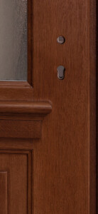 Fragment dębowych drzwi zewnętrznych w kolorze Orzech z szybami Chinchilla