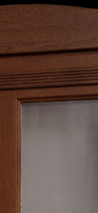 Fragment dębowych drzwi zewnętrznych w kolorze Orzech z szybami Chinchilla