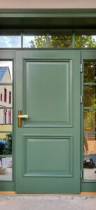 Drewniane drzwi dębowe wejściowe w kolorze khaki (NCS S 6010-G30Y) z naświetlami z lustrem weneckim.