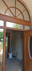 Drzwi dębowe ocieplane z naświetlami bocznymi i naświetlem górnym po łuku