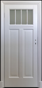 Ramiakowe białe drzwi drewniane z dwiema pionowymi płycinami na dole i jedną poziomą szybą z pionowymi szprosami. Wokół drzwi są frezowane opaski z cokołami na dole. Na elementach środkowych są ozdobne frezowania.