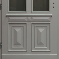 Drzwi zewnętrzne w kolorze RAL 7038 z piramidami i listwami ozdobnymi