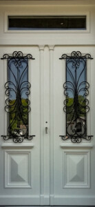 Dwuskrzydłowe drzwi drewniane zewnętrzne z ekskluzywnymi zdobieniami, gzymsami i metaloplastyką. Drzwi białe do Willi, Rezydencji.