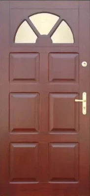 Drzwi drewniane zewnętrzne ramiakowe w kolorze Mahoń/Sapeli z trzema rzędami płycin i półokrągłą szybą na górze ze szprosami.