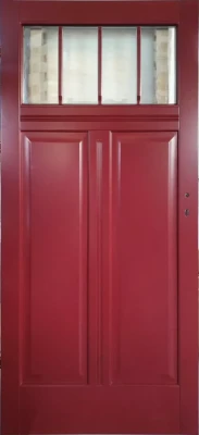 Drzwi drewniane zewnętrzne w kolorze RAL 3004 z dwiema pionowymi płycinami dołem i poziomą szybą górą z trzema pionowymi szprosami.