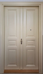 Drzwi wejściowe do mieszkania z drzwiami dwuskrzydłowymi w kolorze RAL 1014